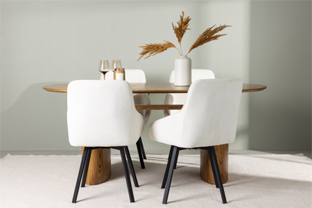 table à manger bois naturel et fauteuil confortable